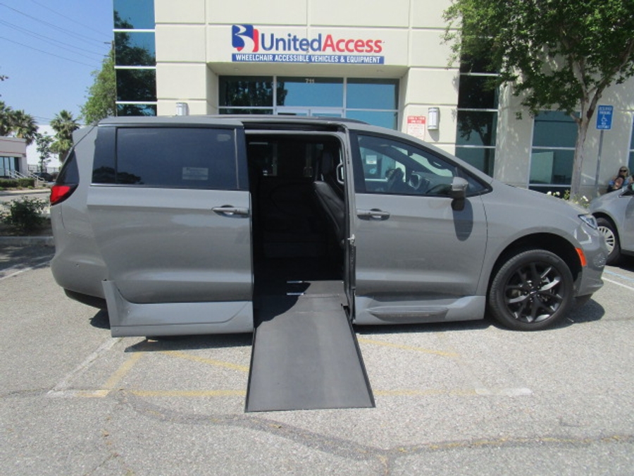 Used 2023 Chrysler Pacifica Touring L - VMI Side Entry Entry In Floor Automatic Ramp