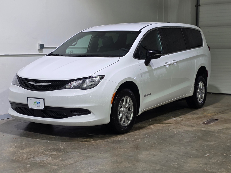 White Chrysler Voyager image number 1