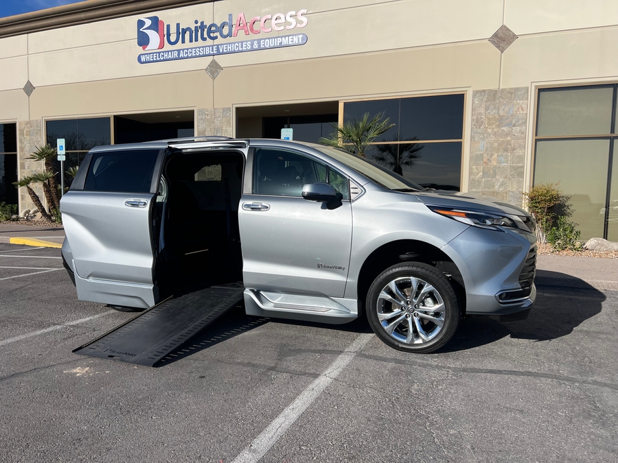 Used 2023 Toyota Sienna Hybrid Platinum Edition - BraunAbility Side Entry Entry In Floor Automatic Ramp