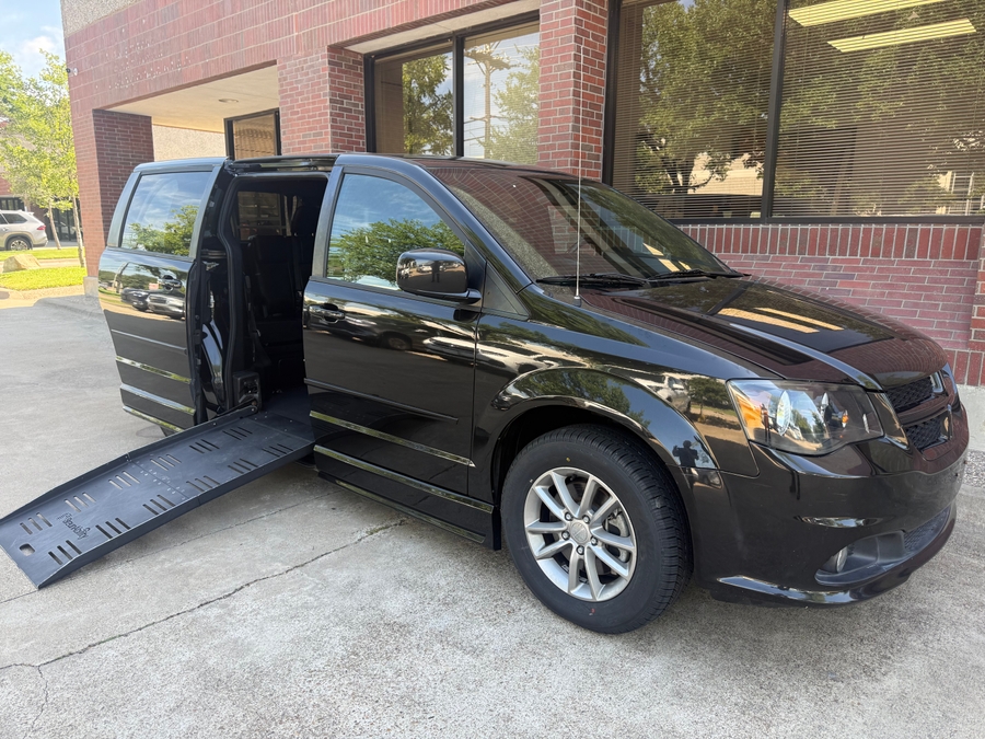 Used 2014 Dodge Grand Caravan R/T - BraunAbility Side Entry Fold Out Manual Ramp