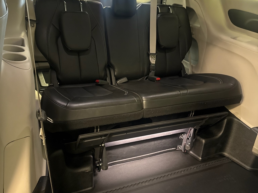 Black Chrysler Pacifica image number 8