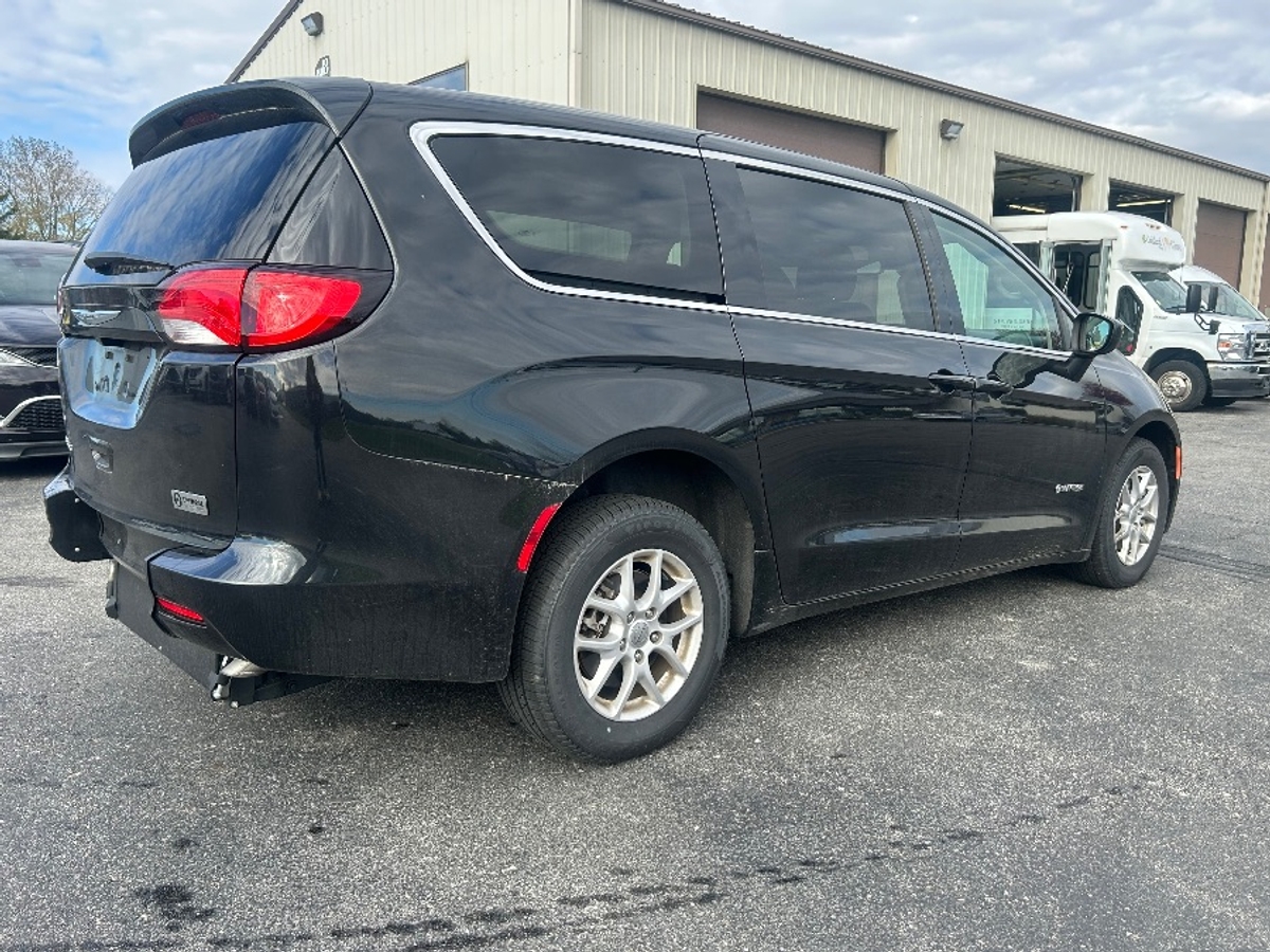 Black Chrysler Voyager image number 12