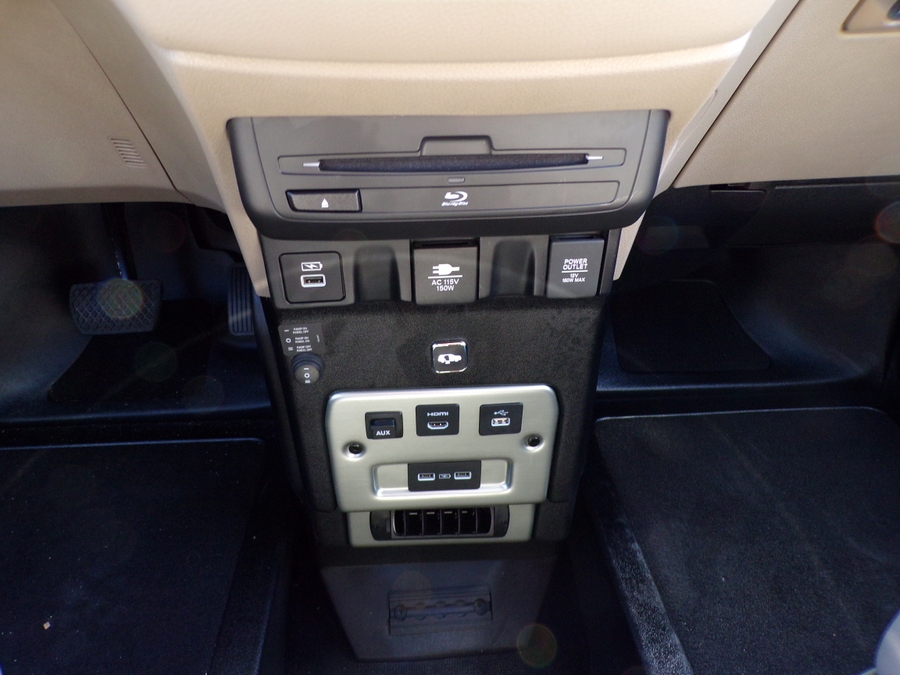 White Honda Odyssey image number 23