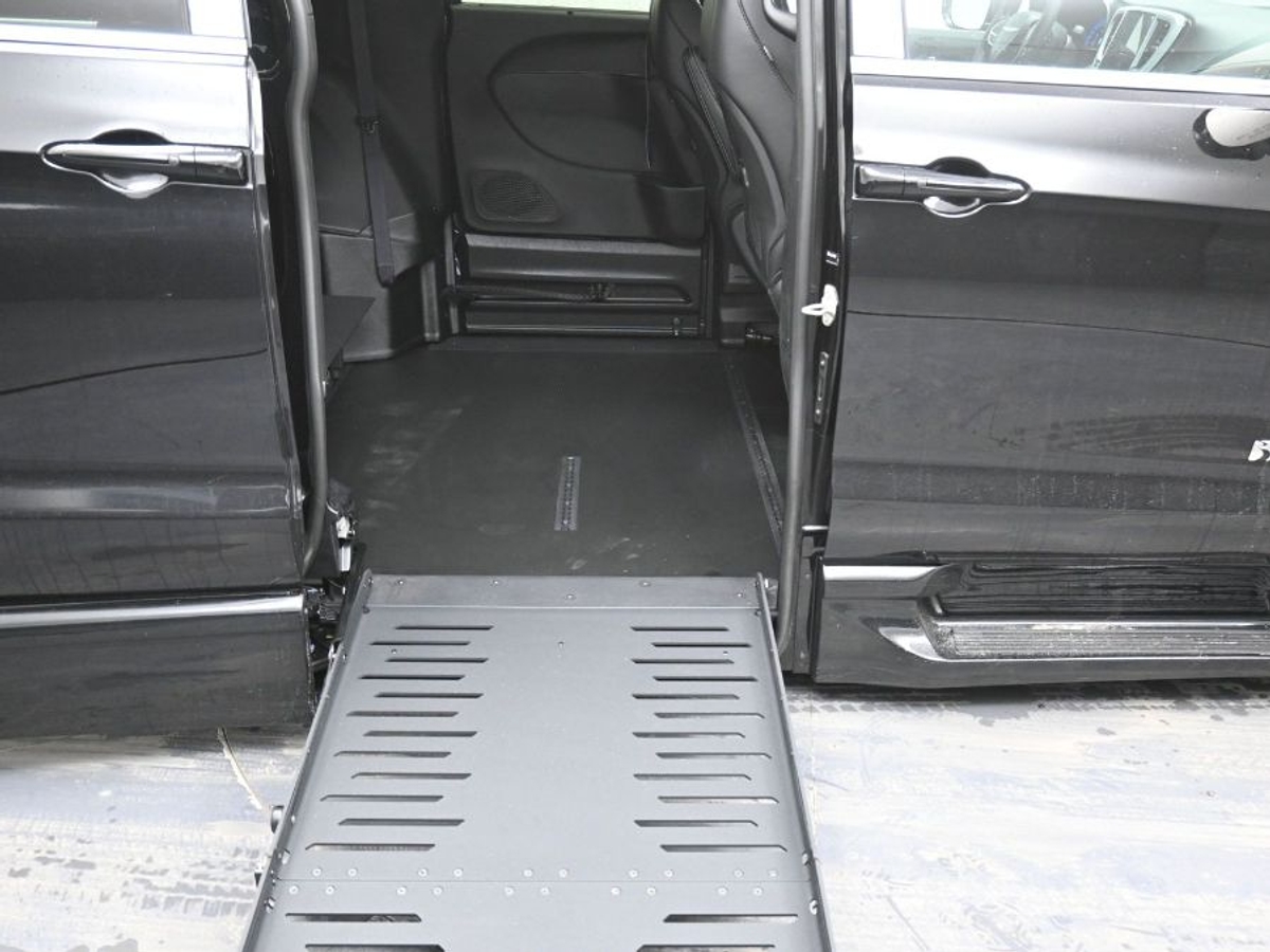 Black Chrysler Pacifica image number 8