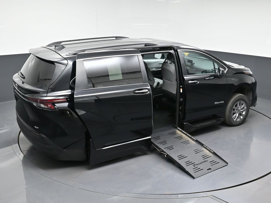 New 2026 Toyota Sienna Hybrid XLE Base - BraunAbility Side Entry Fold Out Automatic Ramp