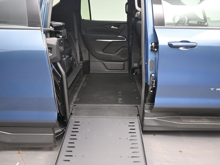 New 2026 Chevrolet Traverse 1LT - BraunAbility Side Entry In Floor Automatic Ramp