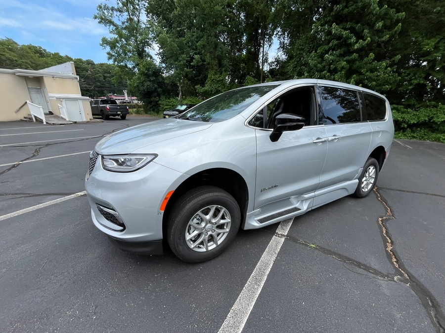 Silver Chrysler Pacifica image number 3