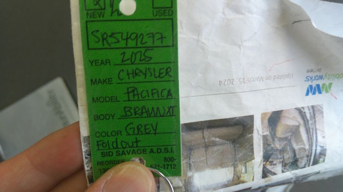 Grey Chrysler Pacifica image number 19