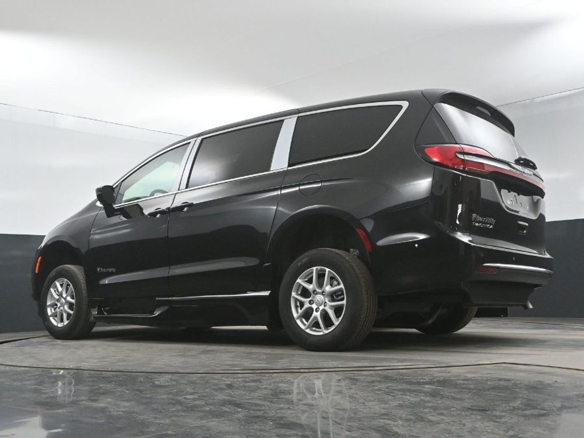 Black Chrysler Pacifica image number 20