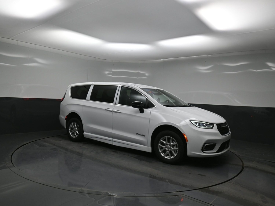 White Chrysler Pacifica image number 15