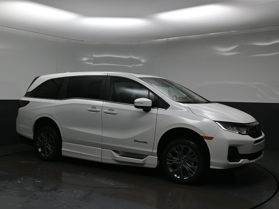 White Honda Odyssey image number 17