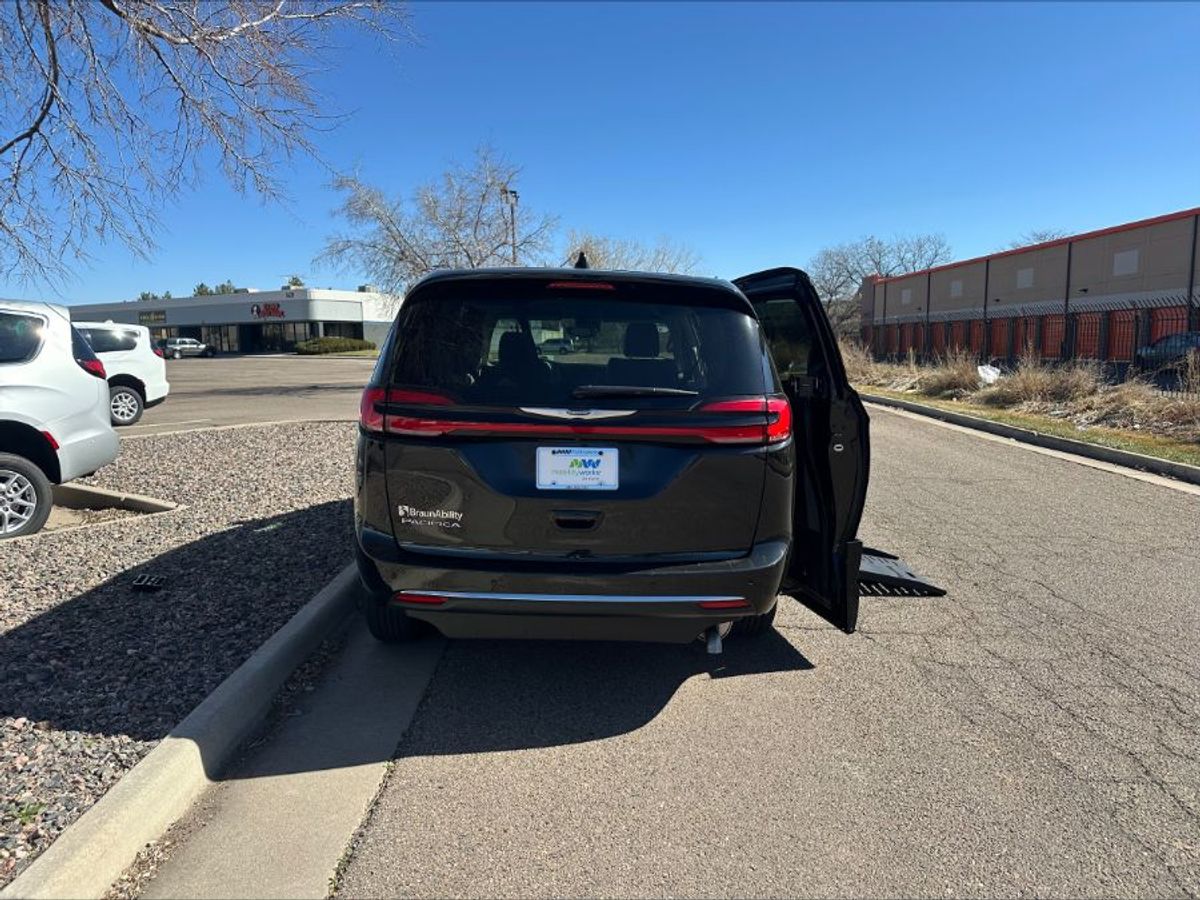 2023 CHRYSLER PACIFICA - Image 2