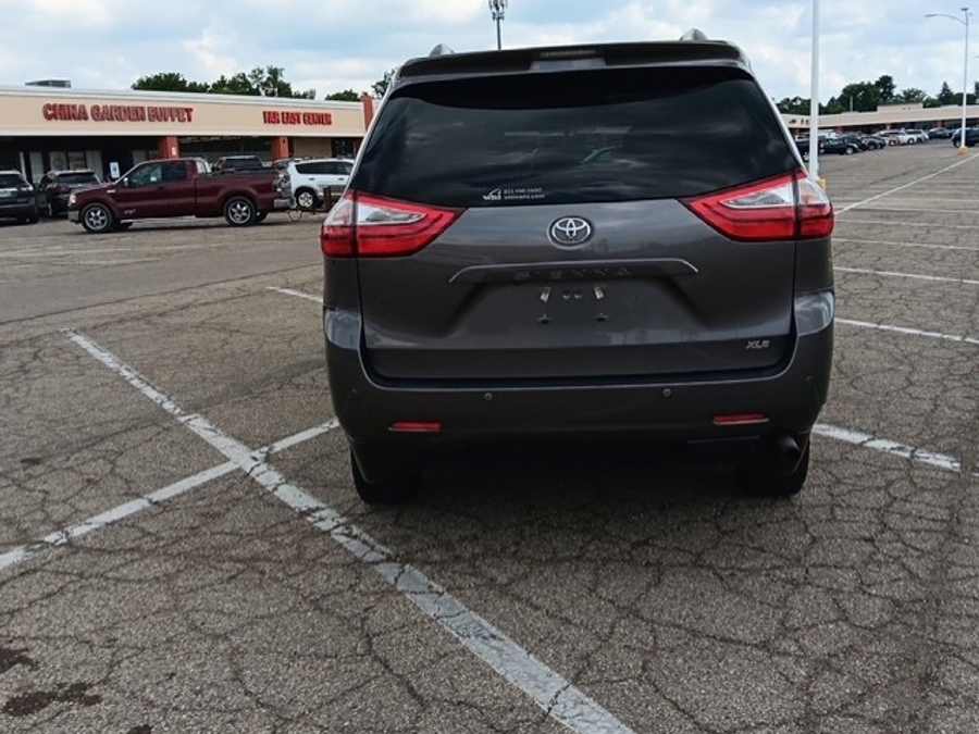 2017 Toyota Sienna XLE - Photo 7
