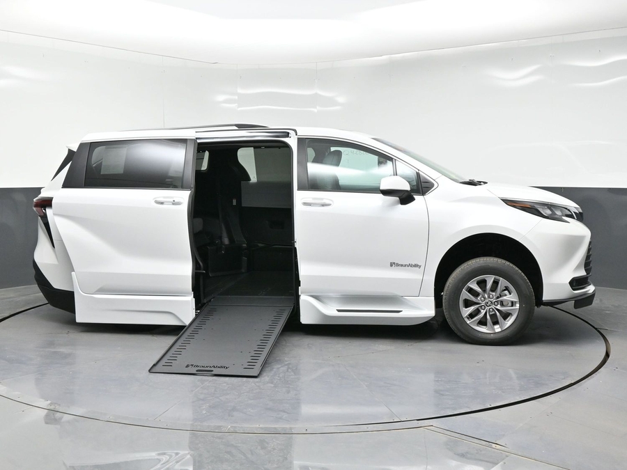 White Toyota Sienna image number 7