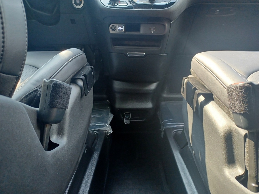 Silver Chrysler Pacifica image number 12