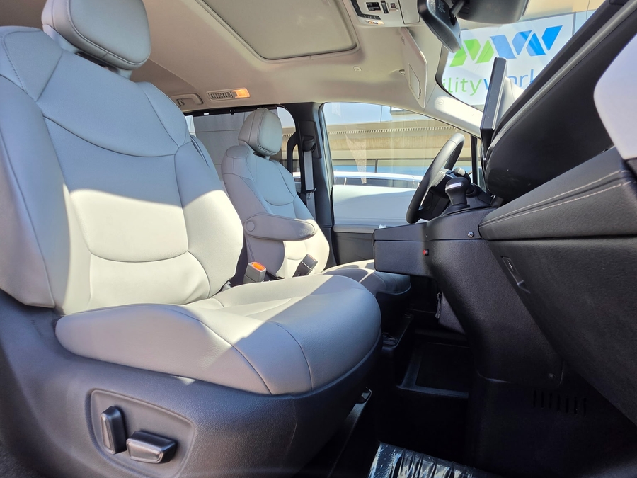 White Toyota Sienna image number 15