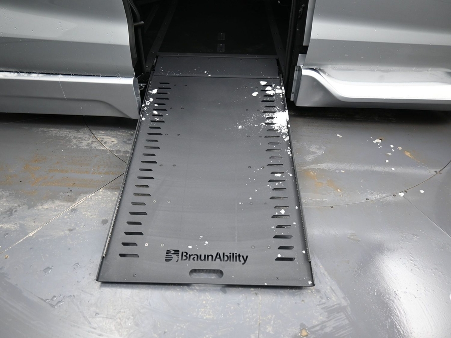 New 2025 Toyota Sienna Hybrid XSE Sport - BraunAbility Side Entry Entry In Floor Automatic Ramp