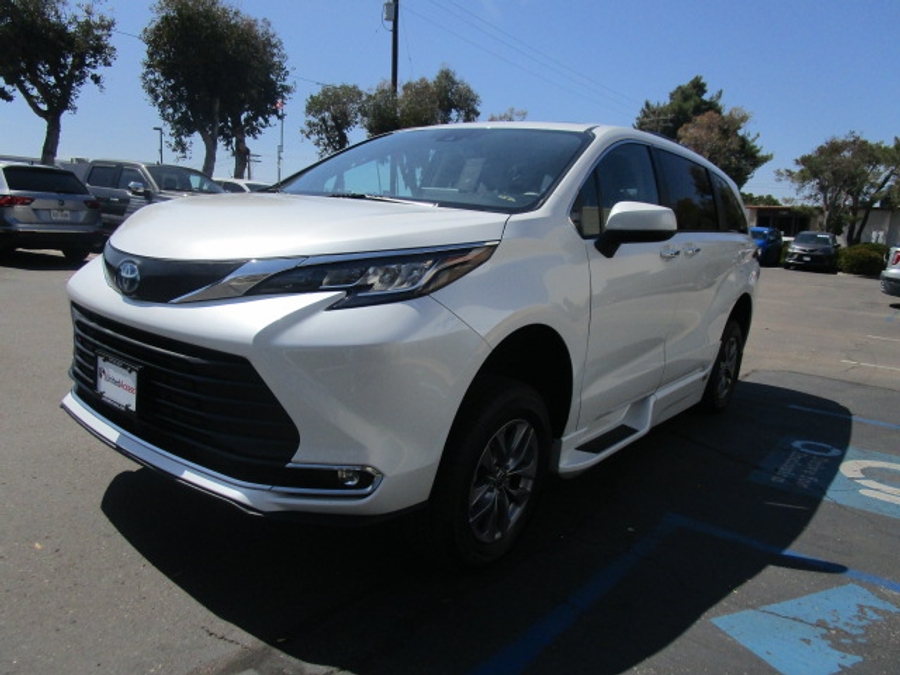Used 2023 Toyota Sienna Hybrid XLE Plus - BraunAbility Side Entry Entry Fold Out Automatic Ramp