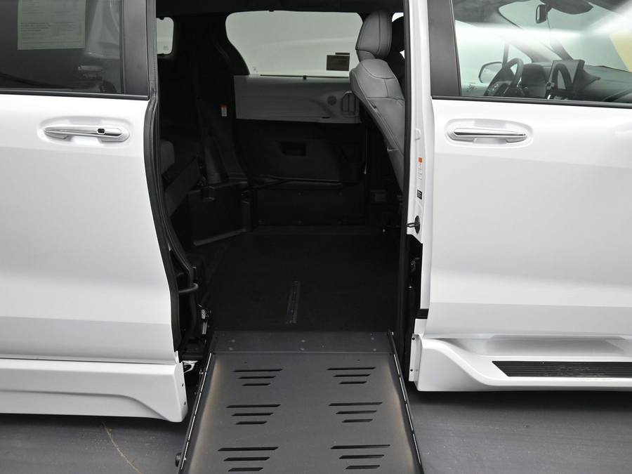 New 2026 Toyota Sienna Hybrid XLE Base - BraunAbility Side Entry Entry Fold Out Automatic Ramp