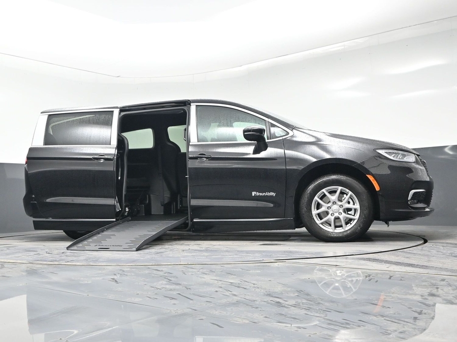 Black Chrysler Pacifica image number 18