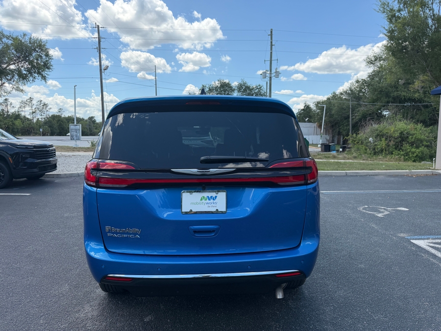 2026 Chrysler Pacifica Select's photo