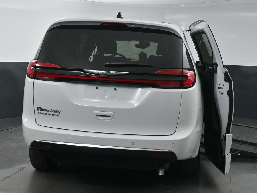 New 2025 Chrysler Pacifica Select Safety - BraunAbility Side Entry Entry Fold Out Automatic Ramp
