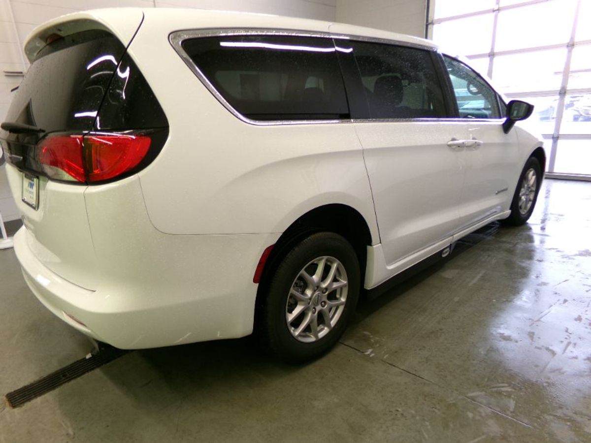 2024 CHRYSLER VOYAGER - Image 2