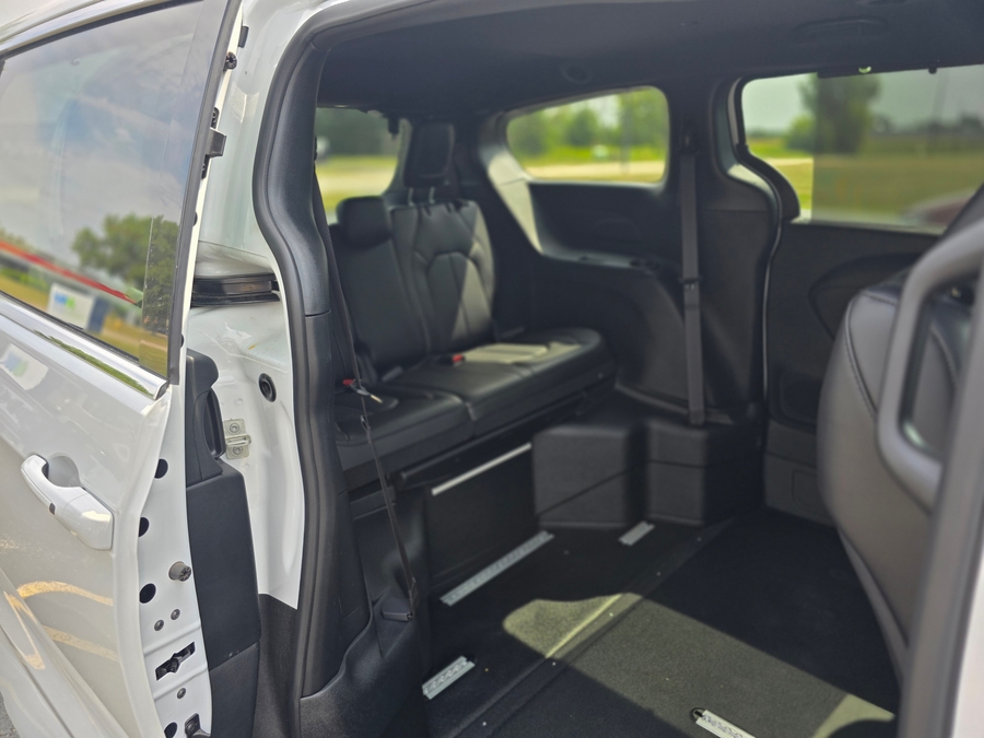 White Chrysler Voyager image number 16