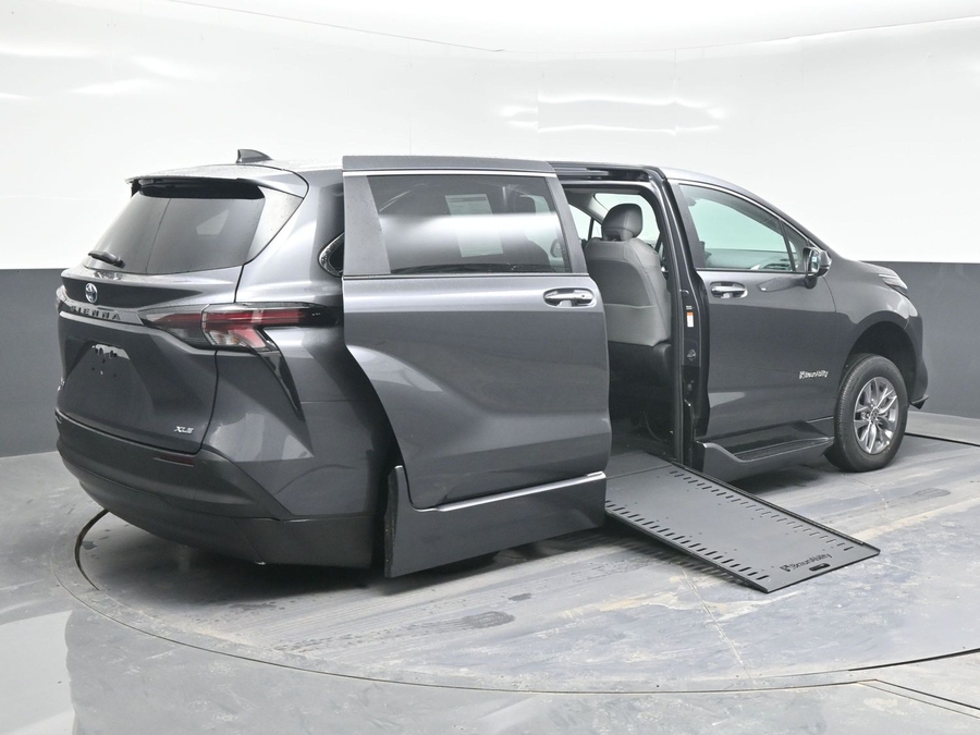 New 2025 Toyota Sienna Hybrid XLE Base - BraunAbility Side Entry Entry In Floor Automatic Ramp