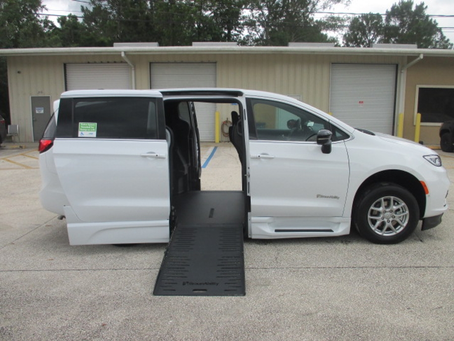 White Chrysler Pacifica image number 28