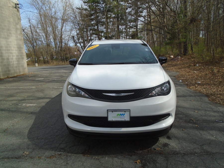 White Chrysler Voyager image number 7