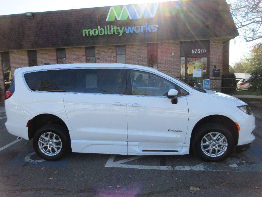 White Chrysler Voyager image number 5