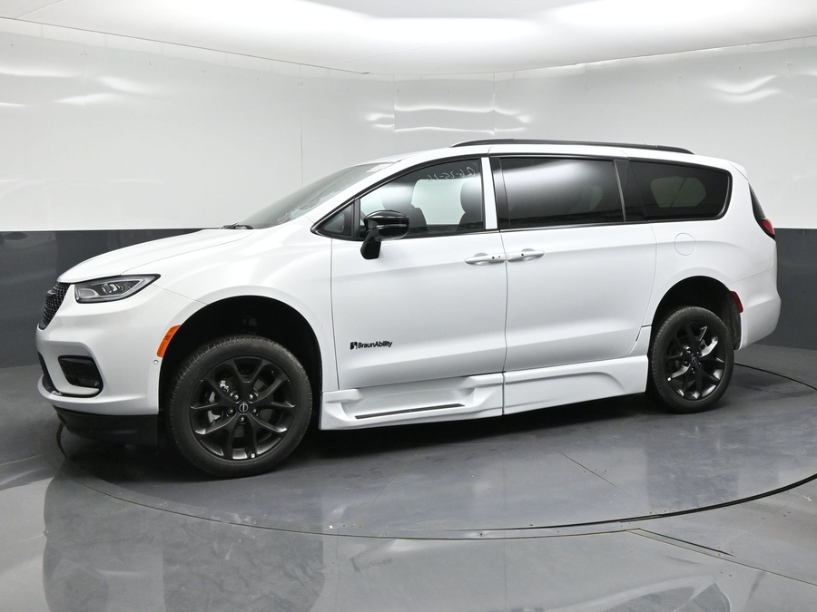 White Chrysler Pacifica image number 2
