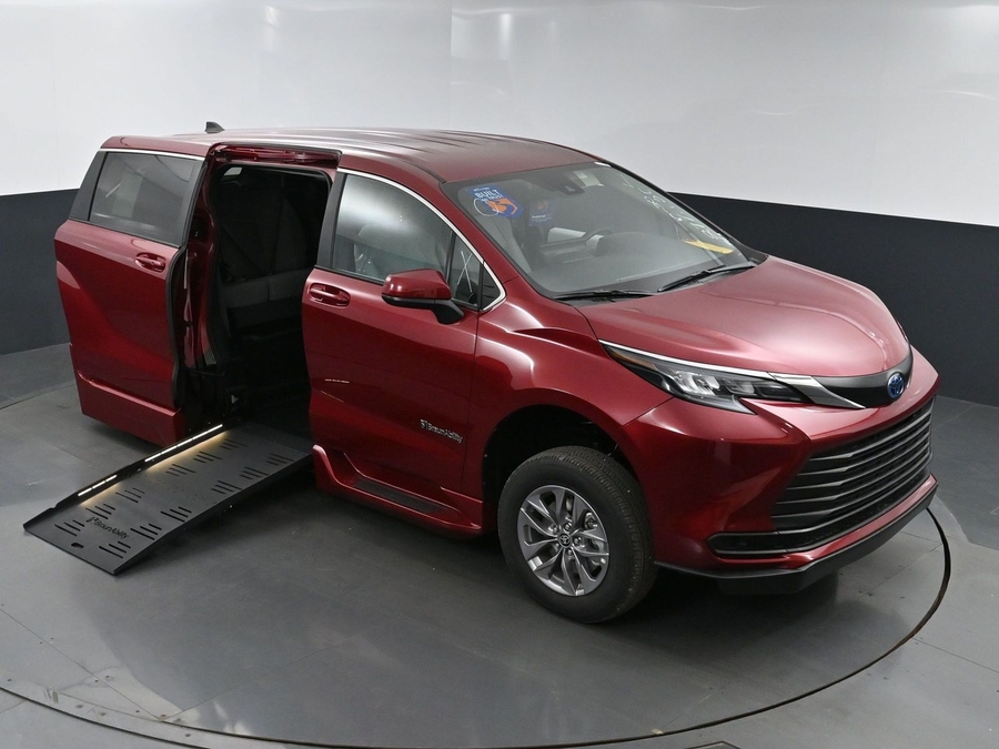 New 2025 Toyota Sienna Hybrid LE - BraunAbility Side Entry Entry Fold Out Automatic Ramp