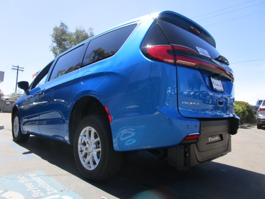 New 2026 Chrysler Pacifica Select Safety - BraunAbility Rear Entry Entry Fold Out Manual Ramp
