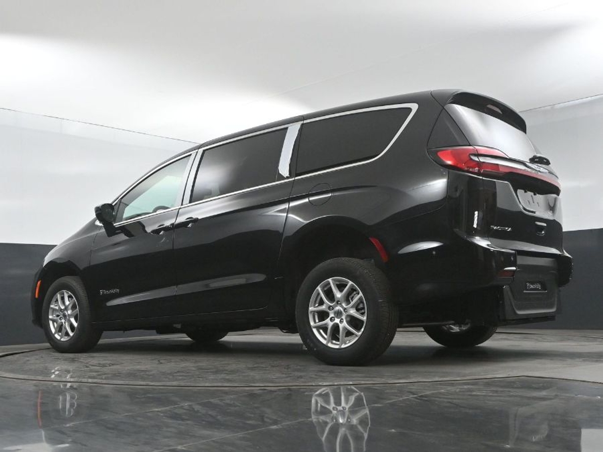 Black Chrysler Pacifica image number 19