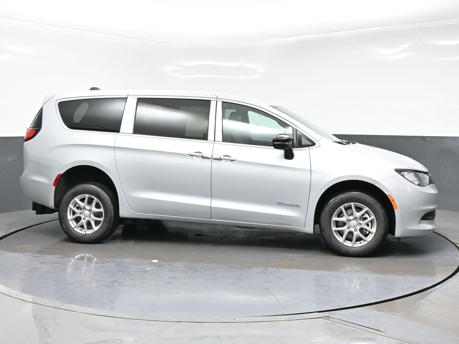 Silver Chrysler Voyager image number 7