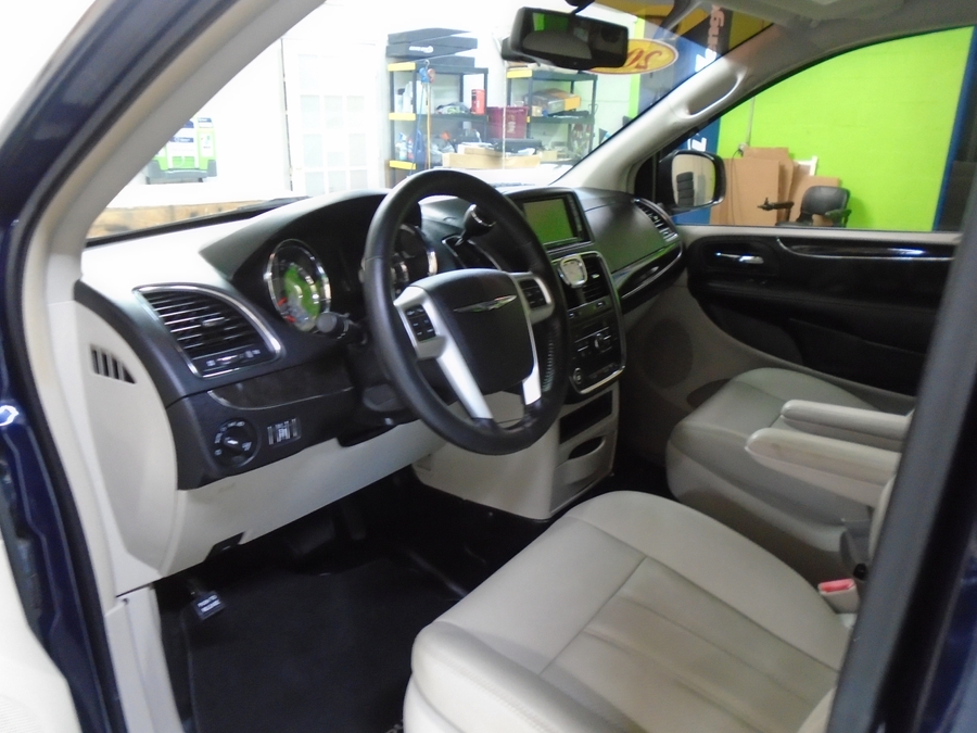2016 Chrysler Town & Country Touring-L - Photo 5
