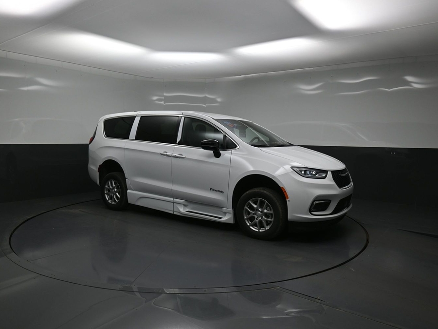 White Chrysler Pacifica image number 14