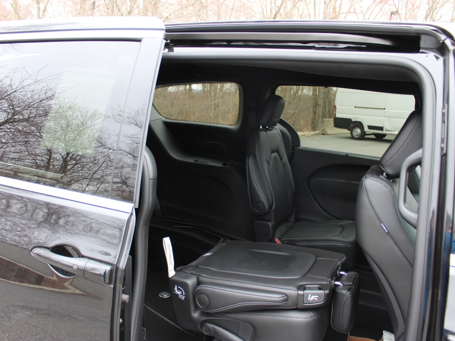 Black Chrysler Voyager image number 18