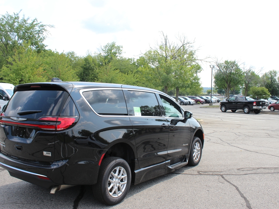 Número de imagen Chrysler Pacifica negro 6