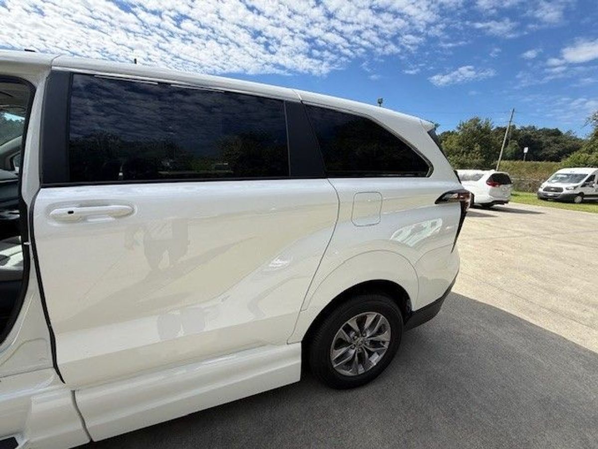 White Toyota Sienna image number 3