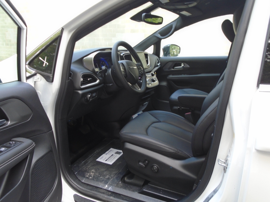 White Chrysler Voyager image number 4