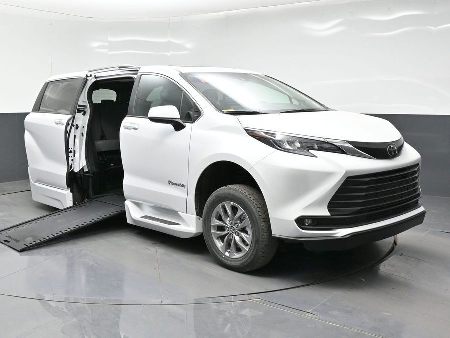 New 2026 Toyota Sienna Hybrid XLE Add - BraunAbility Side Entry Entry In Floor Automatic Ramp