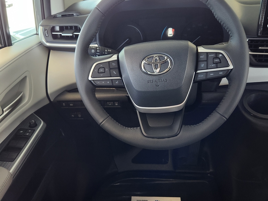 Grey Toyota Sienna image number 7