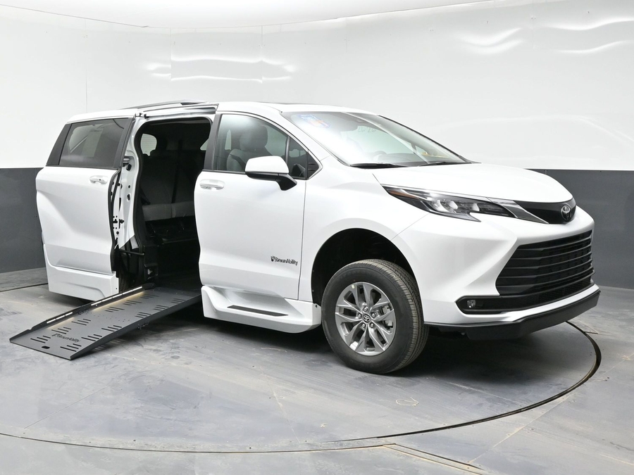 New 2026 Toyota Sienna Hybrid XLE Add - BraunAbility Side Entry Fold Out Automatic Ramp