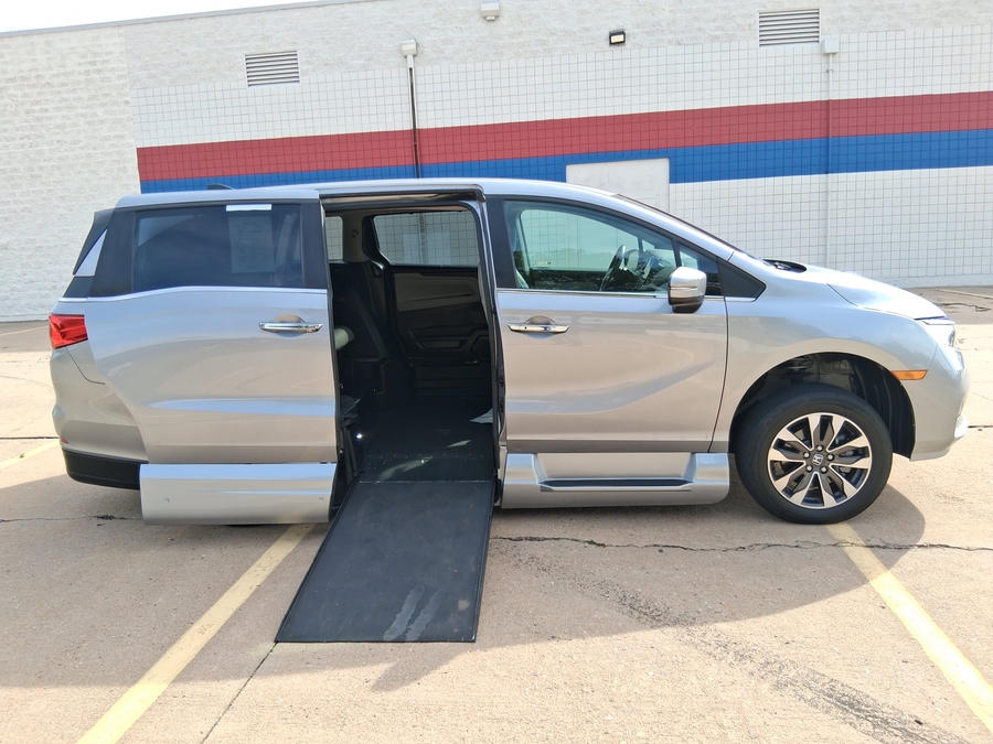 Silver Honda Odyssey image number 14