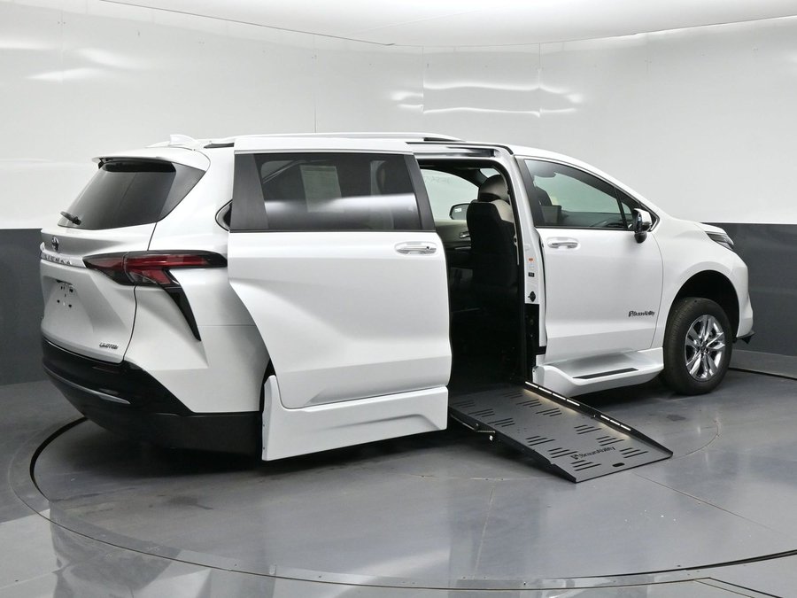 New 2026 Toyota Sienna Hybrid Limited - BraunAbility Side Entry Fold Out Automatic Ramp