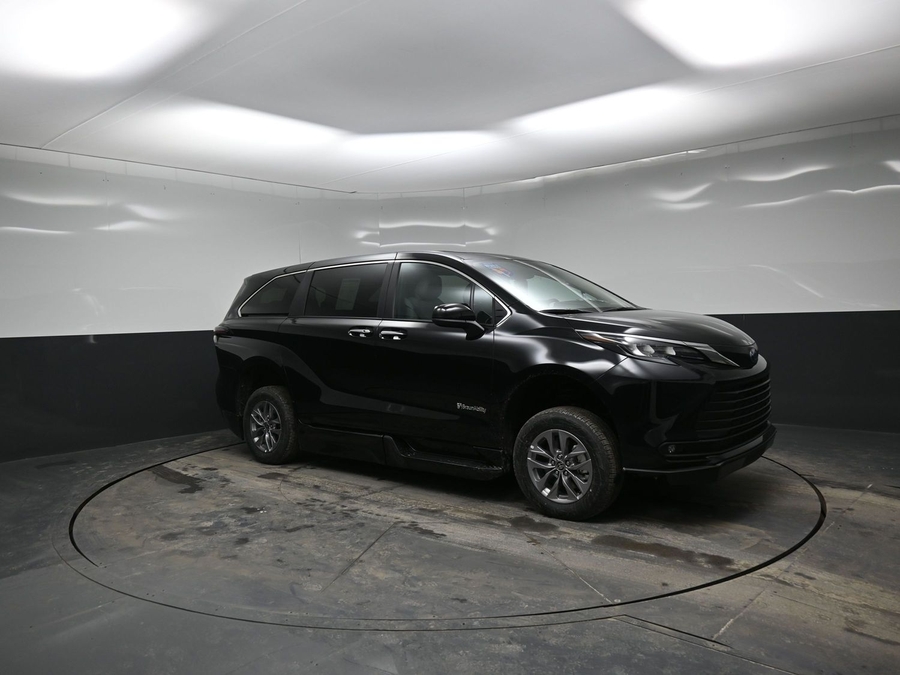 Black Toyota Sienna image number 17