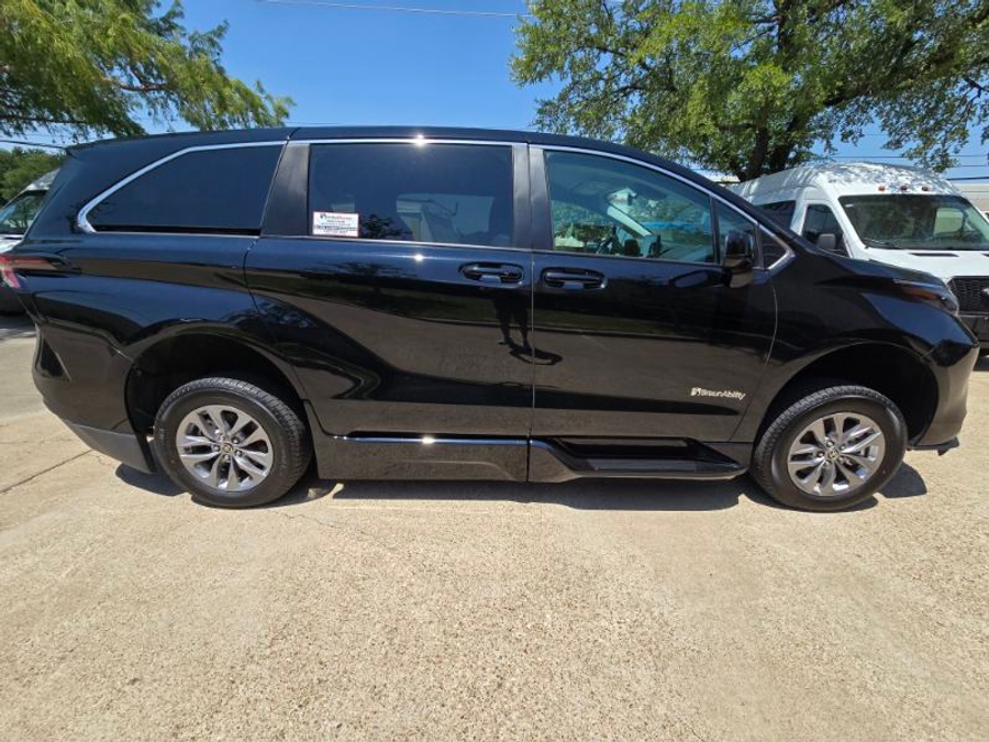 Used 2024 Toyota Sienna Hybrid LE Base - BraunAbility Side Entry Fold Out Automatic Ramp